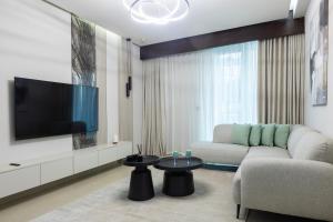 Stylish 2BR Oasis in Business Bay with Pool & Gym