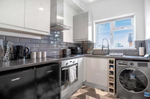 Ensuite Elegant Escape with Kitchen and Parking