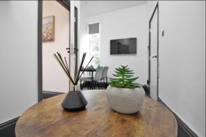 Ensuite Elegant Escape with Kitchen and Parking