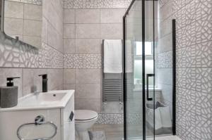 Ensuite Elegant Escape with Kitchen and Parking