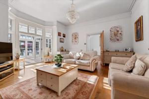 Luxury Detached House in Large Private Grounds, with Outdoor Jacuzzi and Sauna