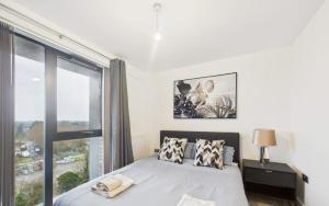 Modern 2-Bed 2-Bath Apartment in Central Ashford