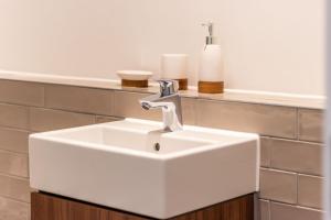 Modern 2-Bed 2-Bath Apartment in Central Ashford