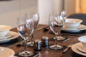 Modern 2-Bed 2-Bath Apartment in Central Ashford