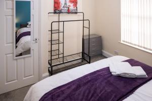 Rugby 1-BR Apt, Parking, City Centre, Sleeps 3