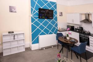 Rugby 1-BR Apt, Parking, City Centre, Sleeps 3