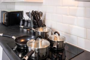 Rugby 1-BR Apt, Parking, City Centre, Sleeps 3