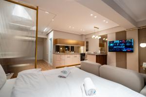 Modern Nature-Themed Studio by Blvd 16B7 with Tree Art - Pipera