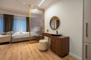 Modern Nature-Themed Studio by Blvd 16B7 with Tree Art - Pipera