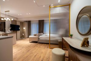 Modern Nature-Themed Studio by Blvd 16B7 with Tree Art - Pipera