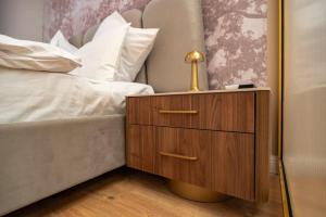 Modern Nature-Themed Studio by Blvd 16B7 with Tree Art - Pipera