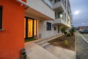 Modern Nature-Themed Studio by Blvd 16B7 with Tree Art - Pipera