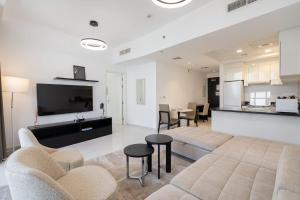 Free housekeeping visits during your stay - StayShort - 1 Bed in JVC Sleeps 4 with City Views