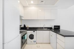 Free housekeeping visits during your stay - StayShort - 1 Bed in JVC Sleeps 4 with City Views