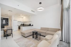 Free housekeeping visits during your stay - StayShort - 1 Bed in JVC Sleeps 4 with City Views