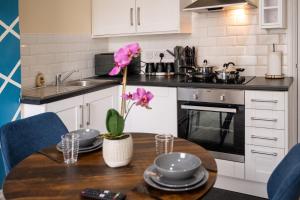 Rugby 1-BR Apt, Parking, City Centre, Sleeps 3