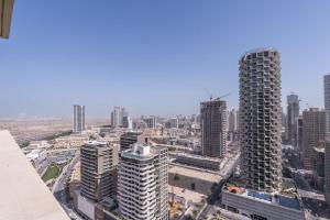 Free housekeeping visits during your stay - StayShort - 1 Bed in JVC Sleeps 4 with City Views