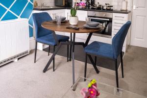 Rugby 1-BR Apt, Parking, City Centre, Sleeps 3