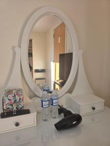 Edinburgh city centre one private bedroom in shared apartment with private bathroom with free car parking