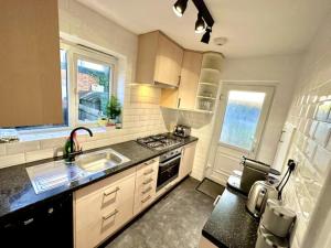 Modern Edgware flat with garden and parking