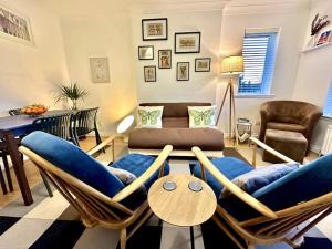 Modern Edgware flat with garden and parking