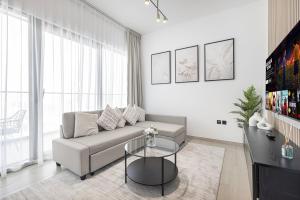 1BR Luxury Stay With Pool, Gym and Skyline View
