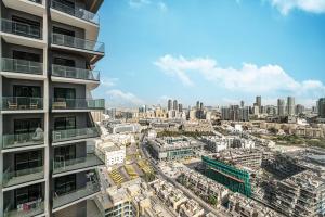 1BR Luxury Stay With Pool, Gym and Skyline View