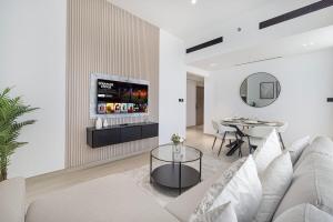 1BR Luxury Stay With Pool, Gym and Skyline View