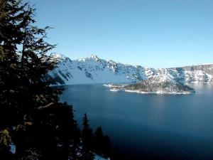 Peaceful Waterfront Log Cabin near Crater Lake National Forest, Oregon
