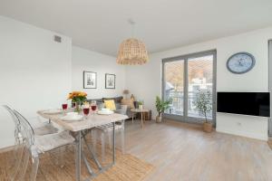 Charming Apartment with Balcony & Parking only 400 meters to the beach by Noclegi Renters