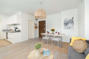 Charming Apartment with Balcony & Parking only 400 meters to the beach by Noclegi Renters