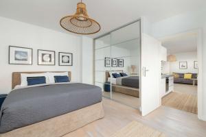 Charming Apartment with Balcony & Parking only 400 meters to the beach by Noclegi Renters