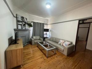 Spacious 4 Bedroom Family Home Near Airport and City