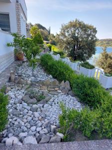 Apartments by the sea Supetarska Draga - Gonar, Rab - 24423