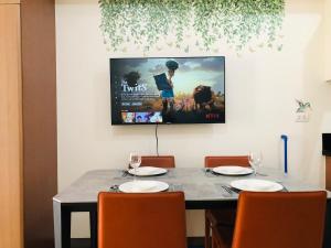 Grand view Venice 1BR with balcony near BGC