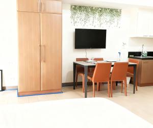 Grand view Venice 1BR with balcony near BGC