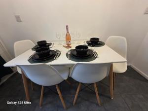 Green &White Cozy 3-Bedroom