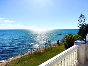 Beachfront apartment with pleasant views of the sea and the historic lighthouse.