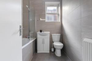 Central LDN 3-Bed Sleeps 8, Garden & Parking