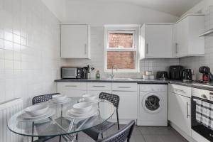 Central LDN 3-Bed Sleeps 8, Garden & Parking