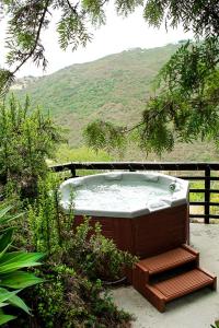 Pet Friendly Charming Cottage with Incredible Views and Hot-tub in Rainbow, California