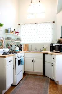 Pet Friendly Charming Cottage with Incredible Views and Hot-tub in Rainbow, California