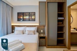 Quarto e sala moderno a 700m do Salvador Shopping