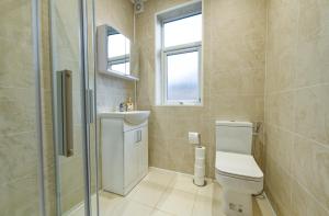 SidemerseyLivings - 4BR Accessible modern Home, Gated Parking, Stepless