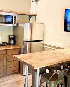 Friendship by Wter: Texs Tented Cbin Osis for Lkeside Getwy