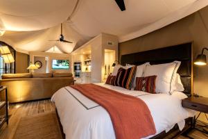 Serenity for Friends: Luxe Tented Cabin and Hot Tub Delight in Hot Springs, AR