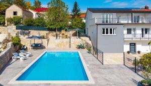 Villa Gloria: Stylish 5-Bedroom Retreat with Private Pool and Stunning Valley Views