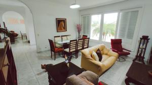 Casa com piscina no Guarujá - Enseada