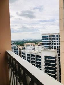Haven in Manila Venice 1BR with balcony near BGC