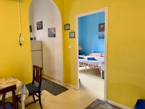 HOST4U - Comodo a piedi dal Centro e alla Stazione di Imperia - Paint House